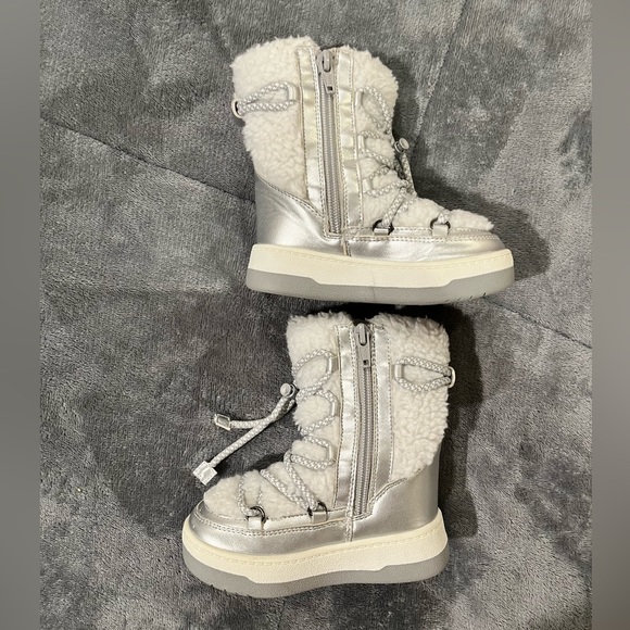 Little girls Snow Boots size 6 worn once silver + white faux Sherpa zipper - Picture 8 of 9